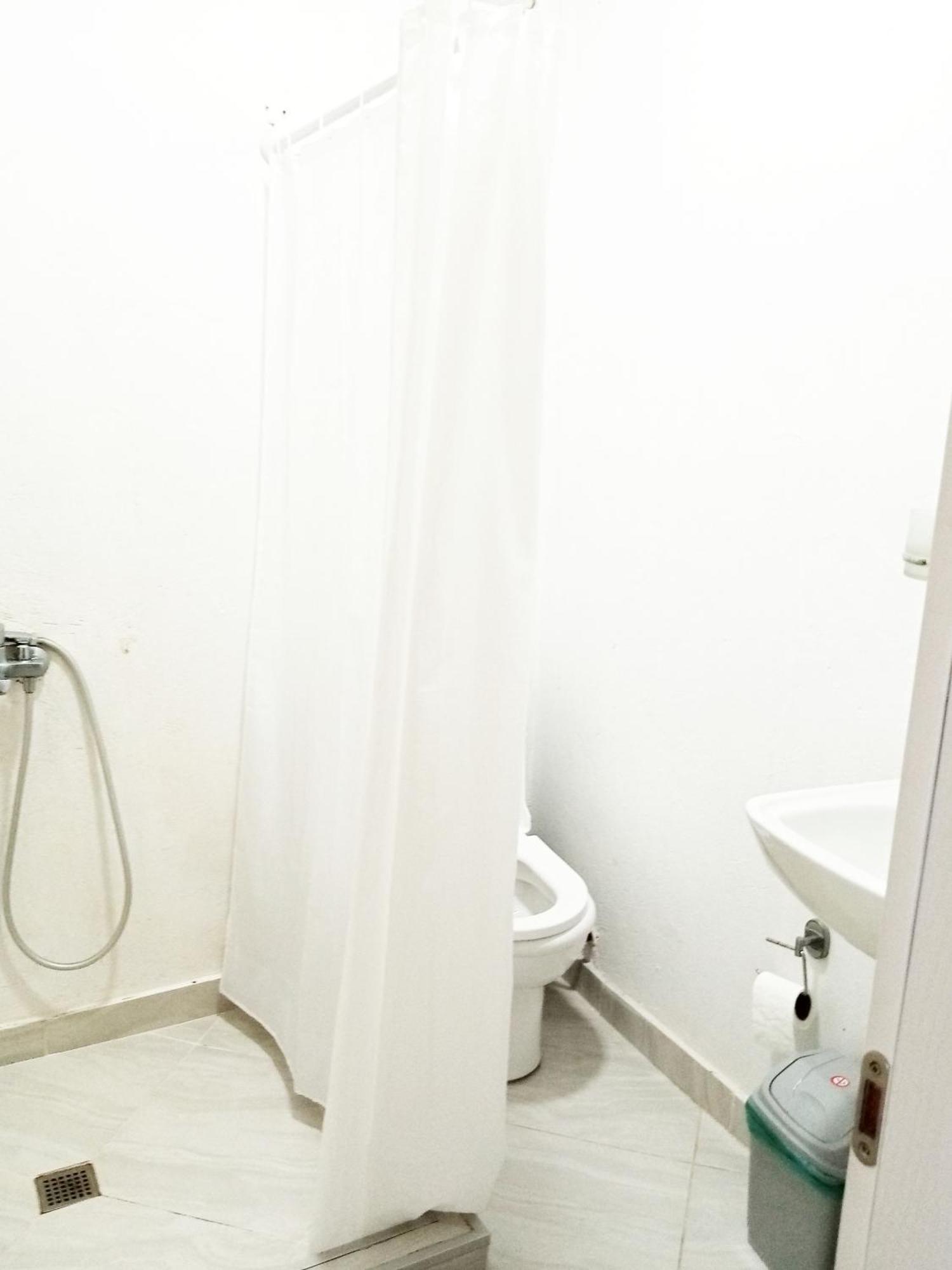 Geno Guest House كفارياتي الغرفة الصورة